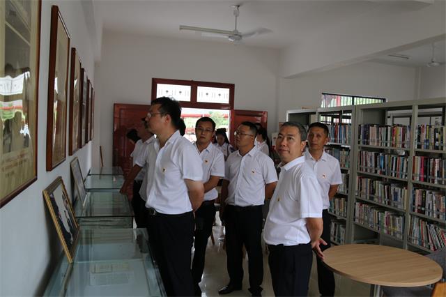 观摩展览.JPG