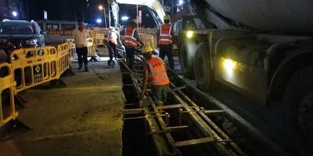 新中至蒋宅桥面夜间施工.jpg